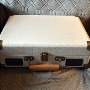 USB suitcase style turntable- convert albums to digital format
